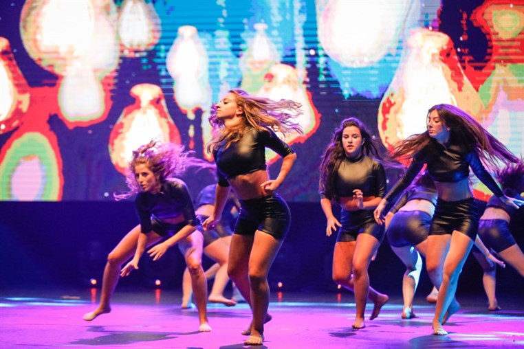 Tribe Dance Hold Your Dream 